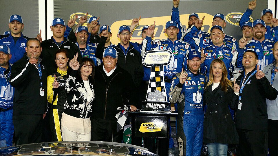 Dale Earnhardt Junior feiert seinen Sieg in der Victory Lane, Foto: NASCAR