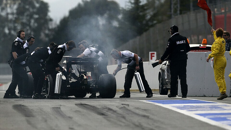 Bei den Testfahrten 2016 kein gewohntes Bild mehr: McLaren-Honda mit Rauch, Foto: Sutton