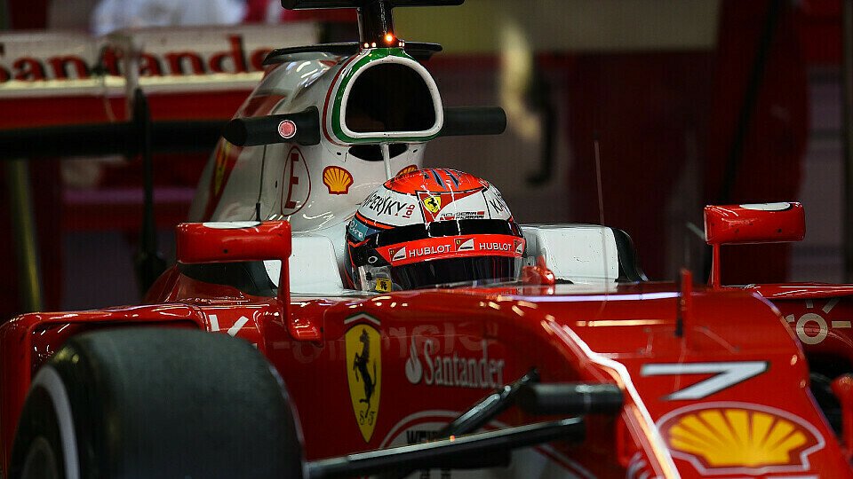 Kimi Räikkönen verbringt auch an seinem dritten Testtag 2016 mehr Zeit in der Box als gewünscht, Foto: Sutton