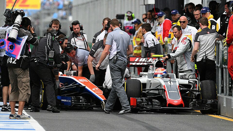 Rio Haryanto rammte in der Box den Haas von Romain Grosjean, Foto: Sutton