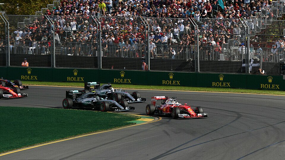 Nico Rosberg gegen Lewis Hamilton. Am Start zum Australien GP wurde es richtig eng, Foto: Sutton