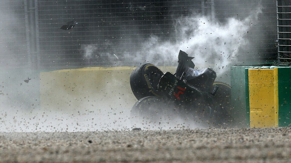 Heftiger Unfall von Fernando Alonso beim Australien GP, Foto: Sutton