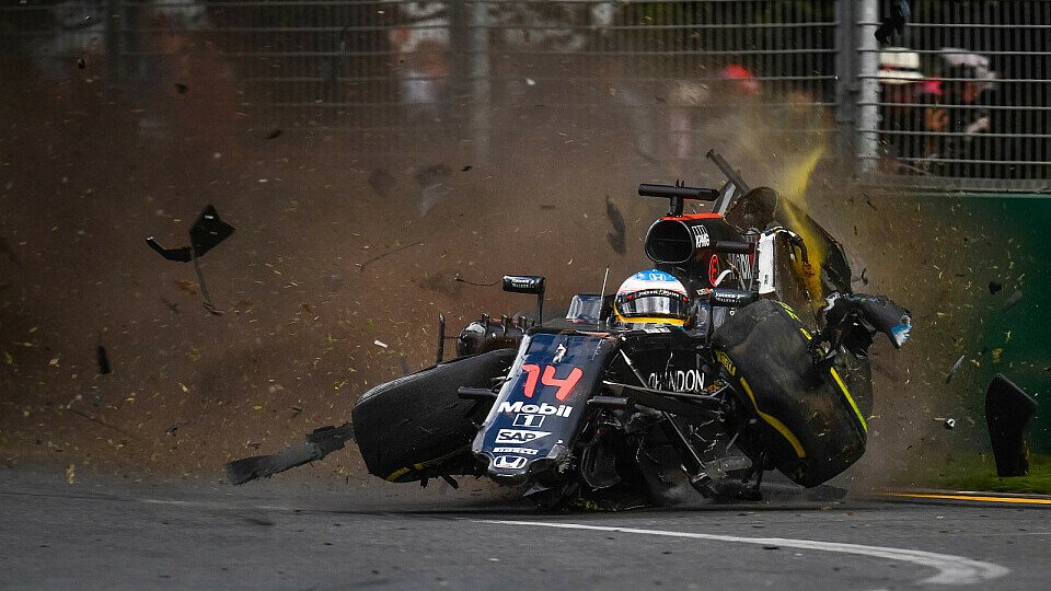 Fernando Alonso erlebte 2016 einen seiner schlimmsten Unfälle, Foto: Sutton