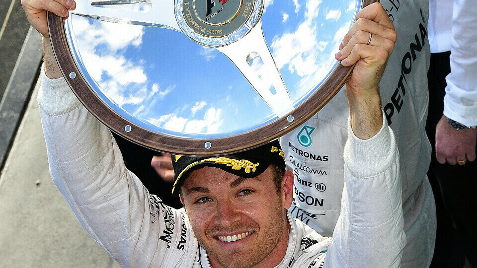 Nico Rosberg mit der Siegerschale in Melbourne - am Saisonende will er den ganz großen Pokal, Foto: Sutton