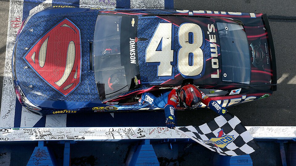 Jimmie Johnson gewinnt mit Superman-Lackierung in der Overtime, Foto: NASCAR