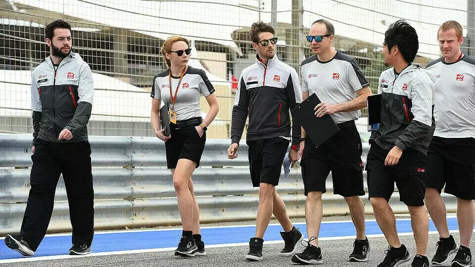 Ruth Buscombe junto a Romain Grosjean y el Equipo Haas