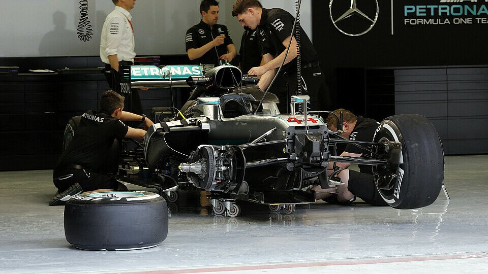 Lewis Hamilton wird wegen eines Getriebedefekts beim China GP zurückversetzt, Foto: Sutton