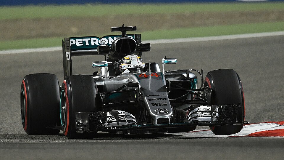 Lewis Hamilton sichert sich die Pole in Bahrain, Foto: Sutton