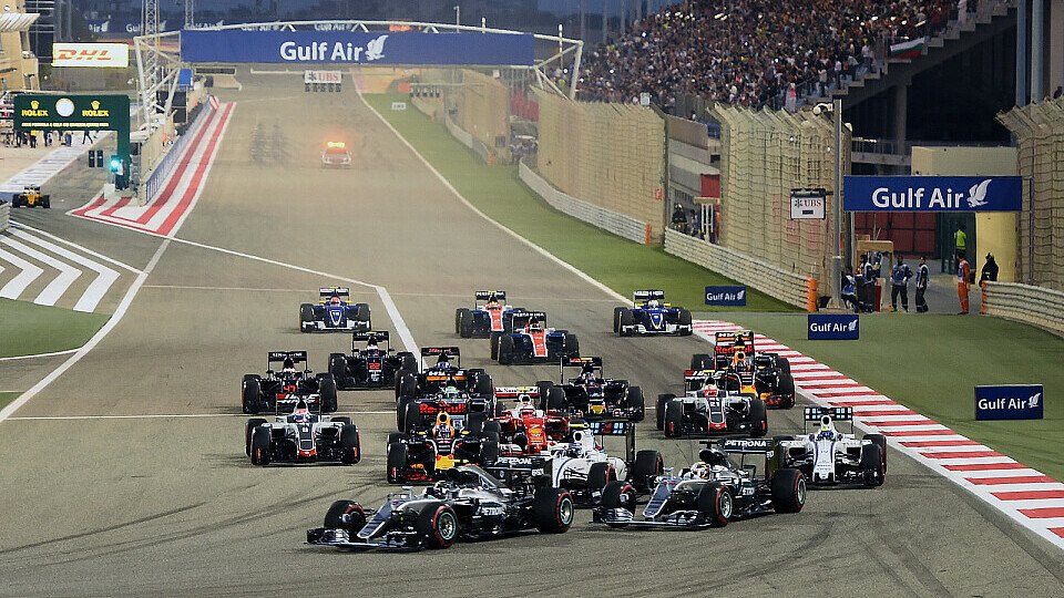 Lewis Hamilton und Nico Rosberg in der ersten Kurve in Bahrain, Foto: Sutton