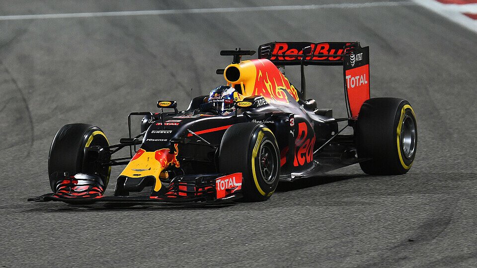 Daniel Ricciardo platzierte seinen Red Bull in Bahrain direkt hinter dem Spitzenduo Mercedes/Ferrari, Foto: Sutton