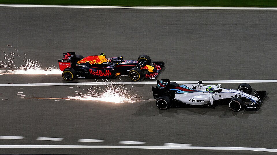 Red Bull setzt zum Überholmanöver gegen Williams an, Foto: Sutton