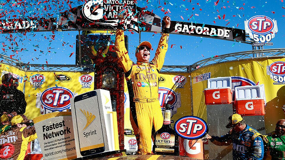 Erster Saisonsieg für Champion Kyle Busch, Foto: NASCAR