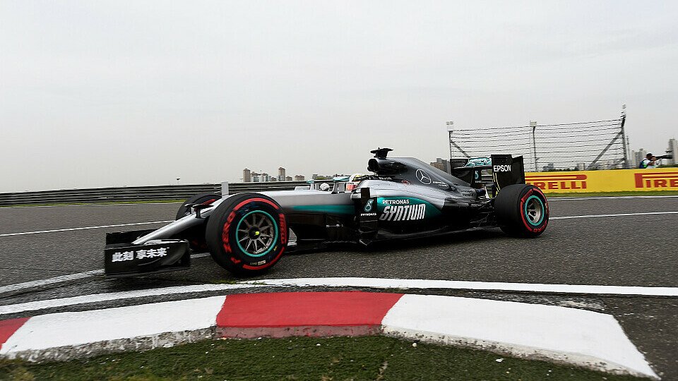Lewis Hamilton startet in China aus der letzten Reihe, Foto: Sutton