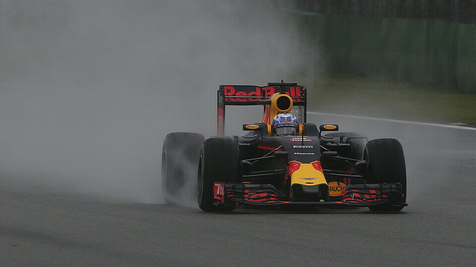 Starker Regen beim 3. Training in China: Hier Daniel Ricciardo im Red Bull