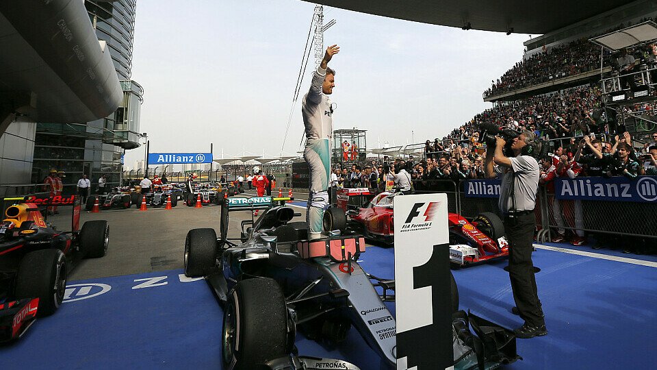 Nico Rosberg holte in China seinen dritten Saisonsieg im dritten Rennen, Foto: Sutton