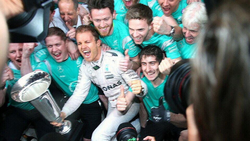 Nico Rosberg im Siegestaumel: 2016 ist mal der Deutsche der Mercedes-Pilot, den es zu schlagen gilt, Foto: Sutton