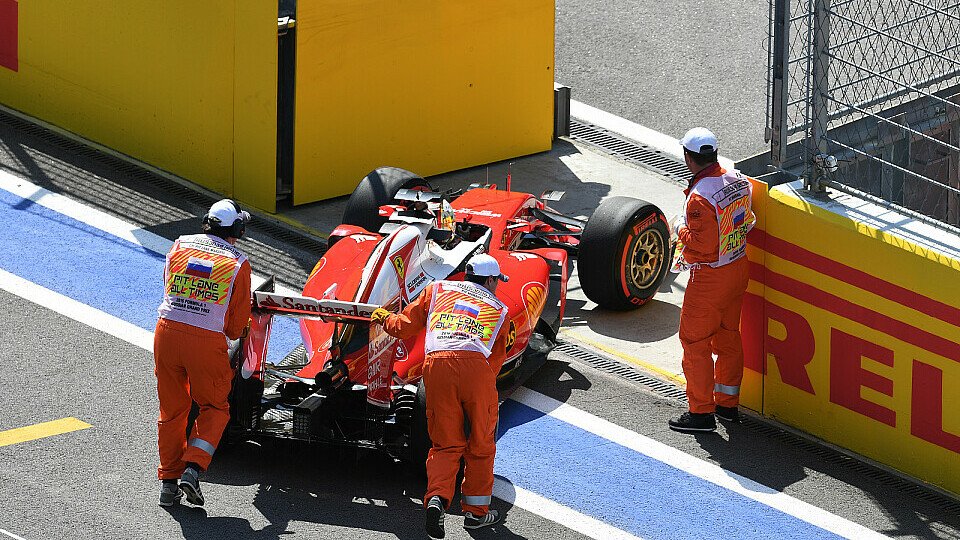 Vettels Bolide musste von der Strecke geschoben werden, Foto: Sutton