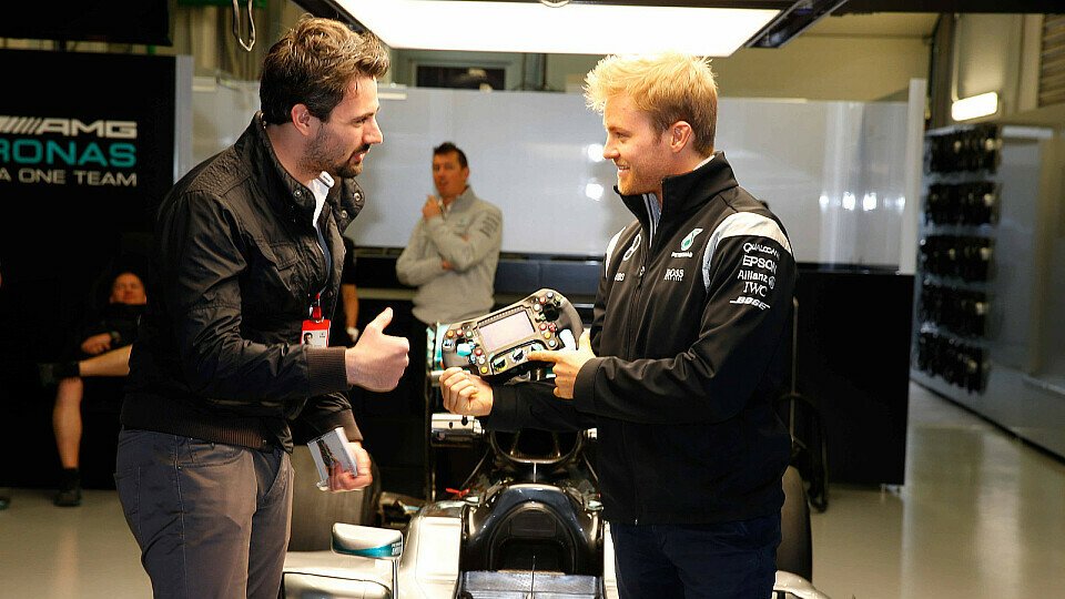 Nico Rosberg erklärt Motorsport-Magazin.com seinen Formel-1-Boliden - und seinen Glücksbringer