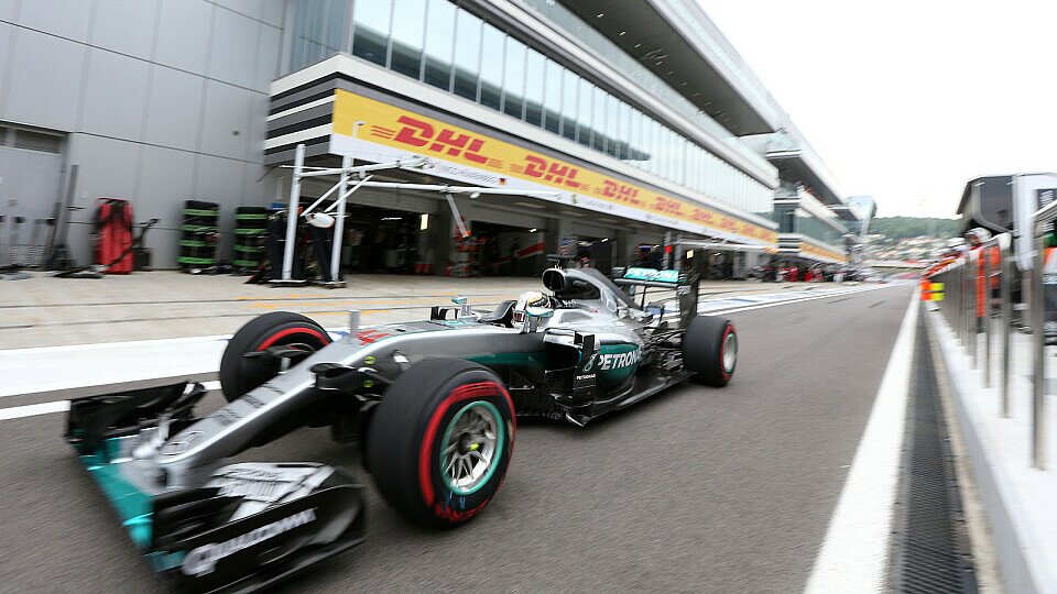 Lewis Hamilton versteht die Welt nicht mehr: Wegen Verwarnungen für Lappalien droht eine Strafversetzung, Foto: Mercedes-Benz