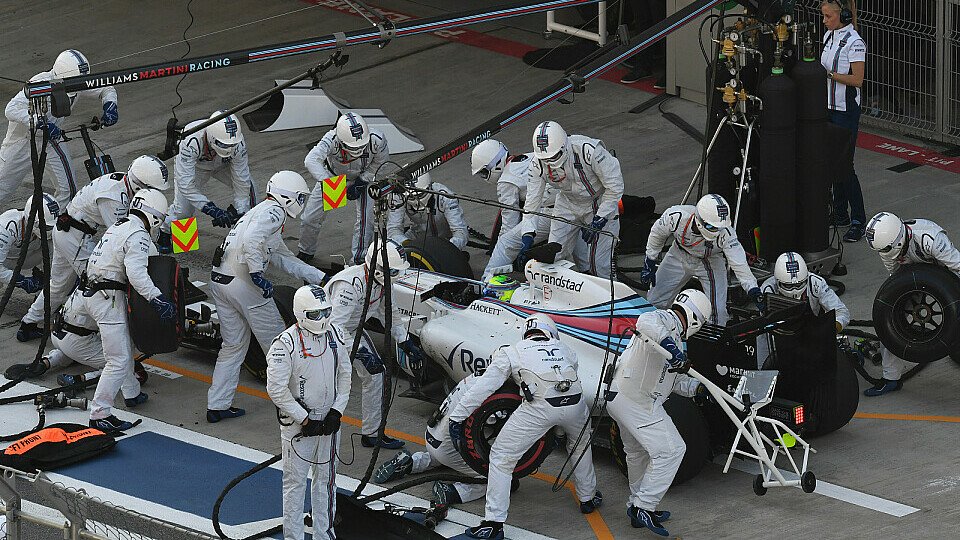Die Stormtrooper von Williams versorgen Felipe Massa mit neuen Reifen, Foto: Sutton