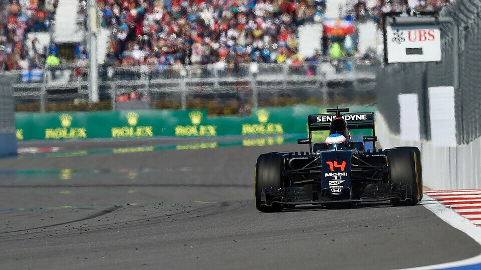 Fernando Alonso holte im McLaren-Honda acht Punkte beim Russland GP, Foto: Sutton
