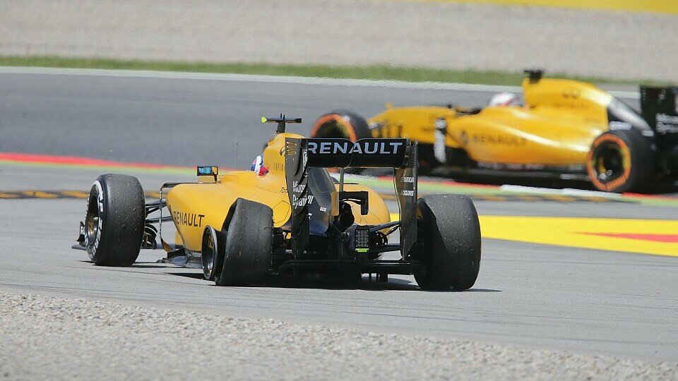 Die Renault-Piloten kamen sich beim Spanien GP noch näher als im Training, Foto: Sutton