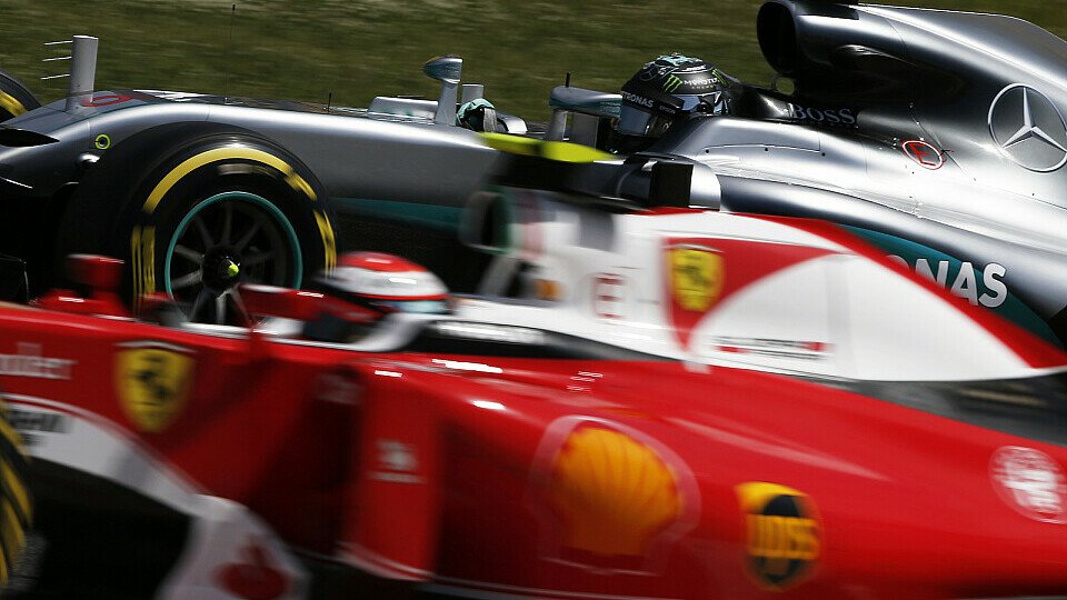 Ferrari und Mercedes liegen bislang in Barcelona fast gleichauf, Foto: Sutton
