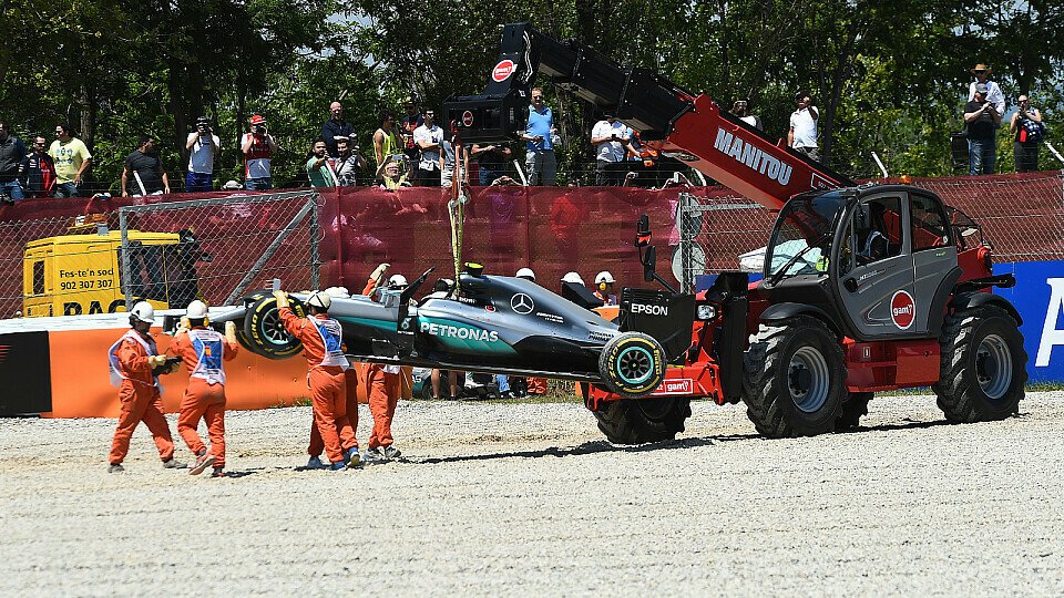 Lewis Hamilton und Nico Rosberg kollidierten beim Spanien GP, Foto: Sutton