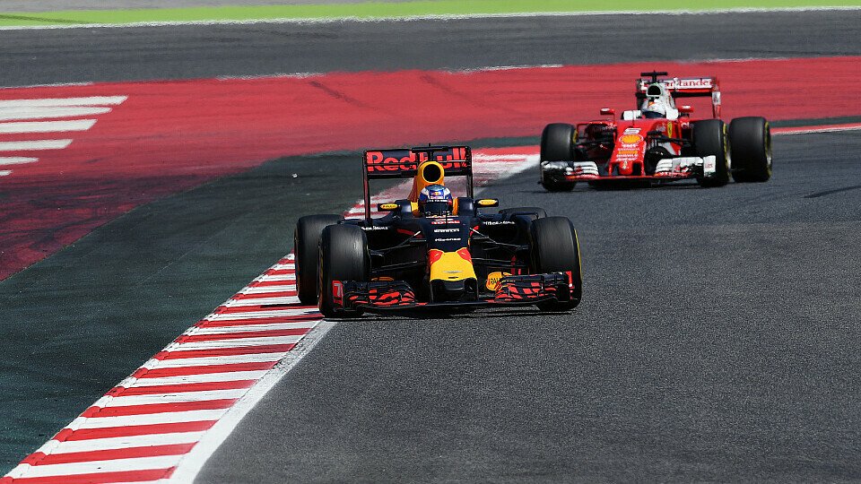 Sebastian Vettel und Daniel Ricciardo sind so gar nicht einverstanden mit ihren Dreistopp-Strategien beim Spanien GP, Foto: Sutton
