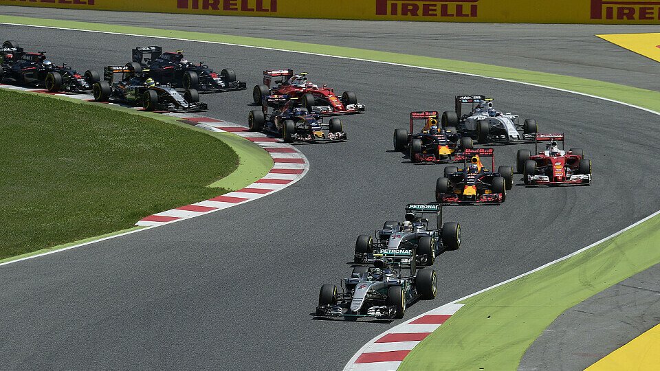 Kurz nach dem Start zum Spanien GP räumte Hamilton Rosberg von der Strecke, Foto: Ferrari