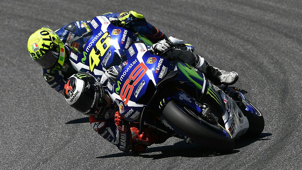 Valentino Rossi sitzt Jorge Lorenzo im Nacken, Foto: Yamaha