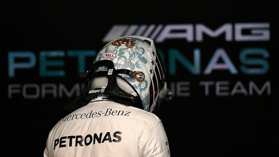 Lewis Hamilton treibt es auch auf dem Kopf bunt in Monaco, Foto: Sutton