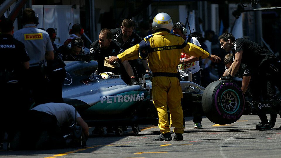 Lewis Hamilton ist von den andauernden Defekten bei Mercedes genervt, Foto: Sutton
