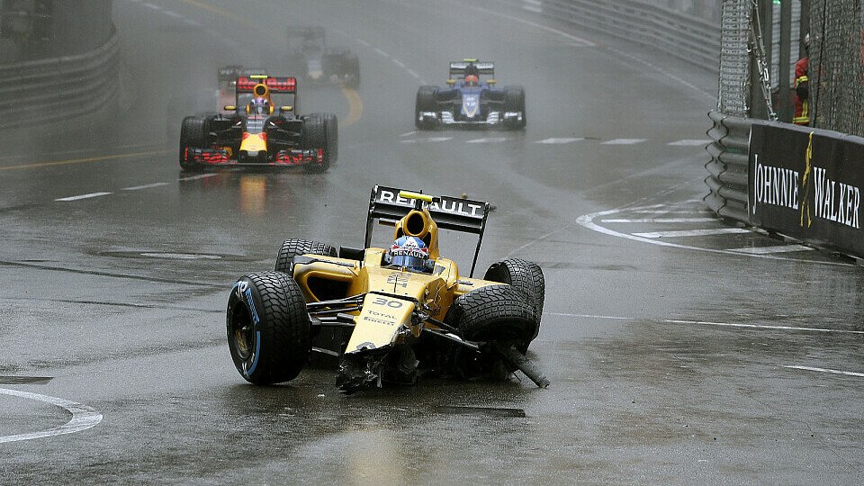 Einer von vielen Unfällen beim Monaco GP, Foto: Sutton