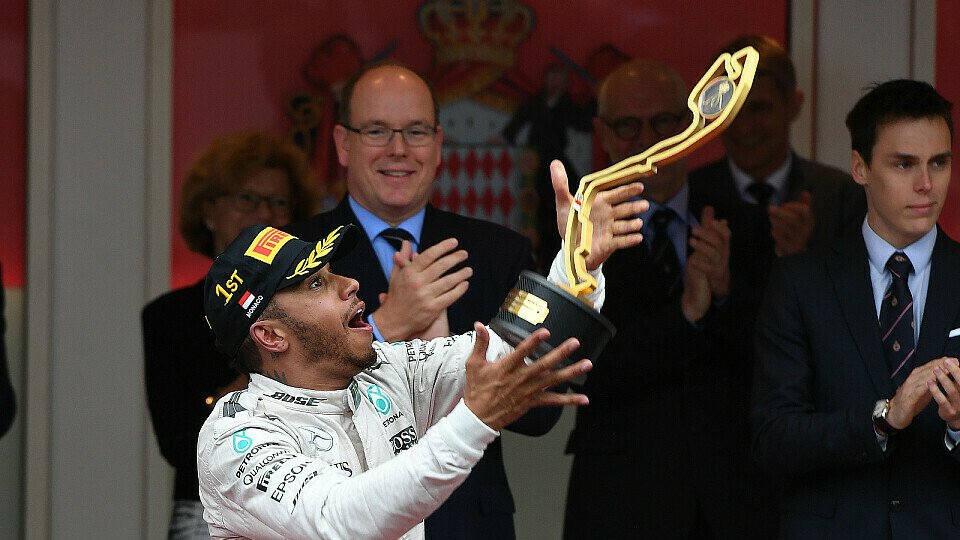 Große Freude bei Lewis Hamilton über den Monaco-Sieg, Foto: Sutton