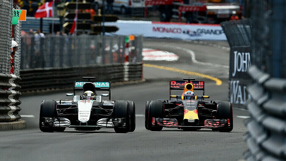 Lewis Hamilton zwang Daniel Ricciardo in die Knie, Foto: Sutton