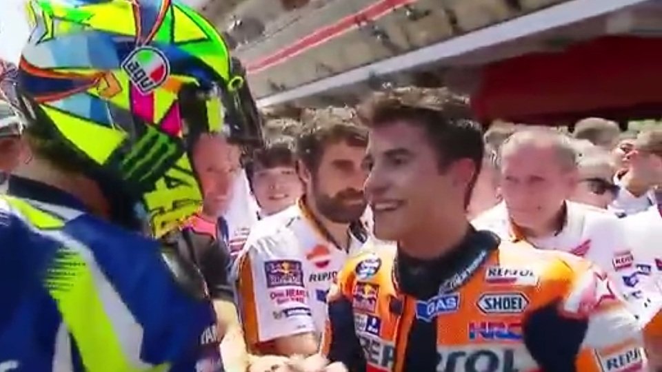 Nach acht Monaten Kleinkrieg schüttelten sich Rossi und Marquez in Barcelona wieder die Hand, Foto: Screenshot