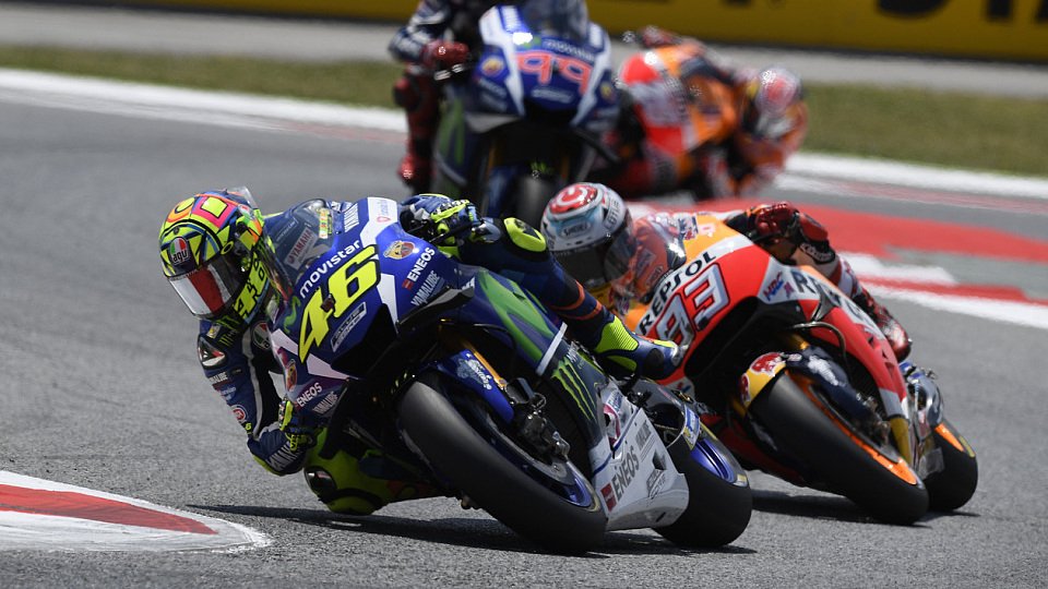 Rossi wird ständig von Spaniern umringt, Foto: Yamaha