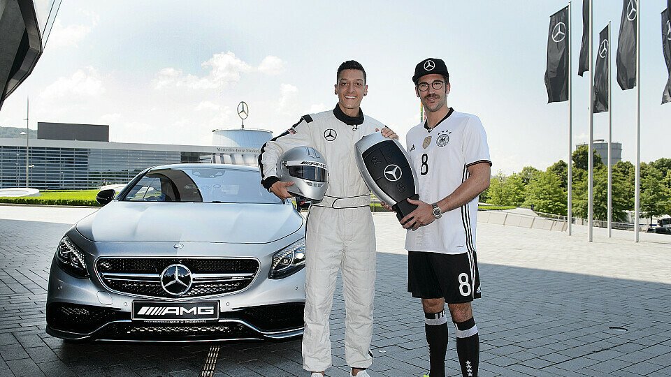Maximilian Götz ließ sich von Mesut Özil kutschieren, Foto: Mercedes-Benz