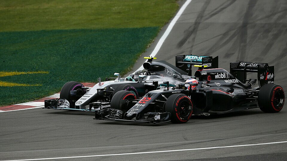 Ungewohntes Bild: Alonso kämpft gegen Rosberg in derselben Runde, Foto: Sutton