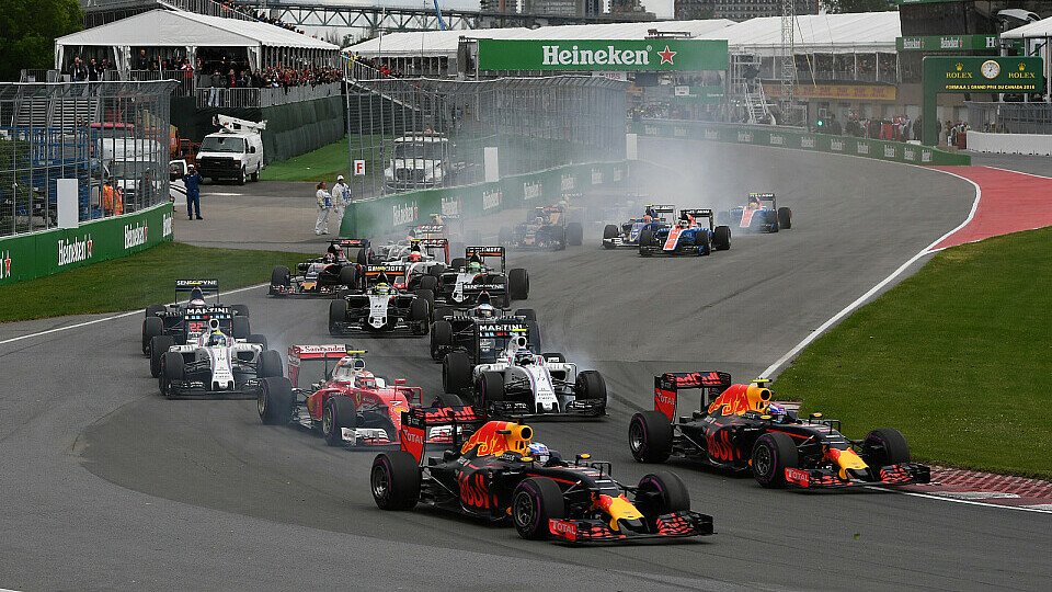 Beim Start kam Verstappen direkt an Ricciardo vorbei, Foto: Sutton