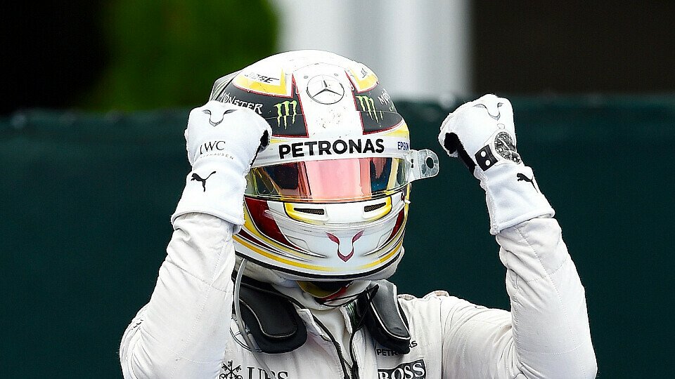 Hände hoch! Lewis Hamilton kommt aus der Deckung heraus, Foto: Sutton