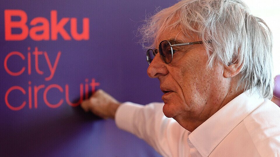 Bernie Ecclestone gab in Baku eine spontane Medienrunde, Foto: Sutton