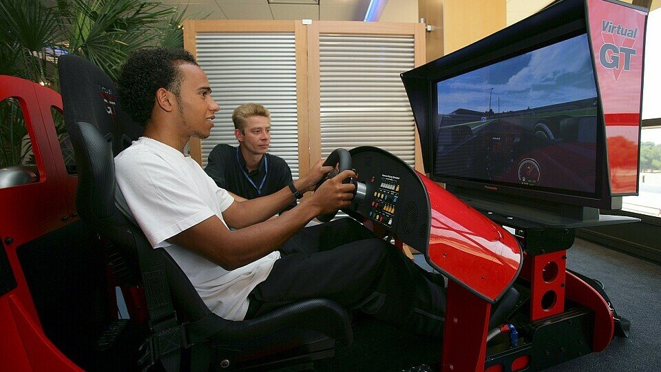 Lewis Hamilton braucht keinen Simulator - ihm reicht die Playstation, Foto: Sutton