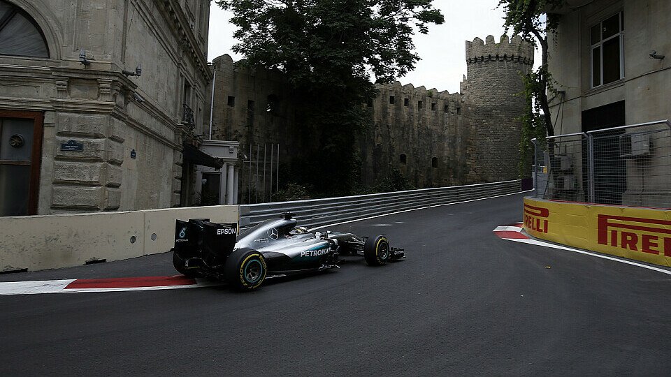 Lewis Hamilton hat sich in dominater Facon die Baku-Bestzeit am Freitag gesichert, Foto: Sutton