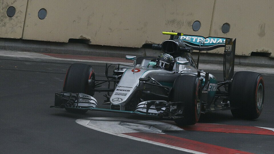 Lewis Hamilton drückte dem Baku City Circuit am ersten Trainingstag für den Europa GP seinen Stempel auf, Foto: Sutton