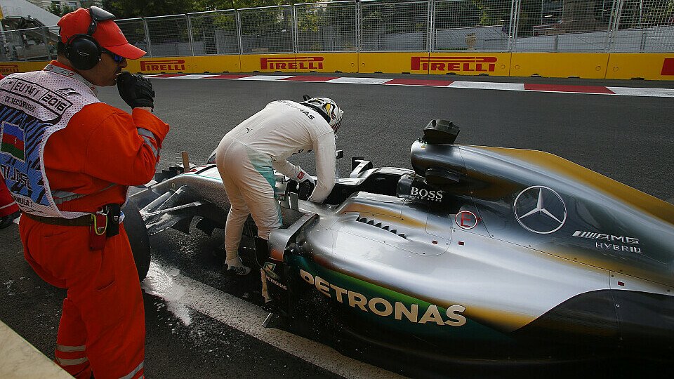 Nico Rosberg startet in Baku von der Pole Position, Lewis Hamilton crashte seinen Mercedes, Foto: Sutton