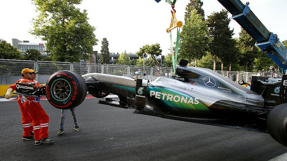 Lewis Hamilton muss am Sonntag von P10 ins Baku-Rennen starten, Foto: Sutton