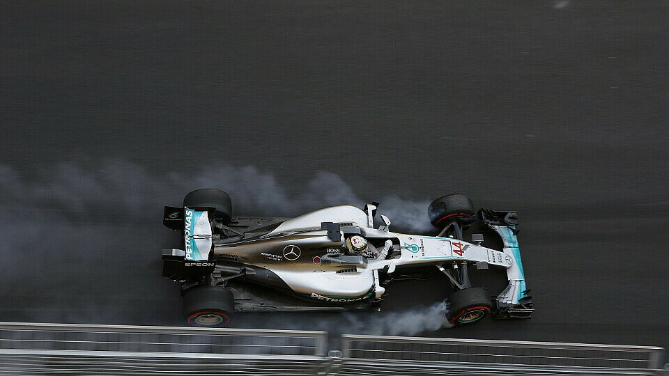 Lewis Hamilton verbremste sich im Qualifying zum Europa GP gleich mehrfach mit seinem Mercedes, Foto: Sutton