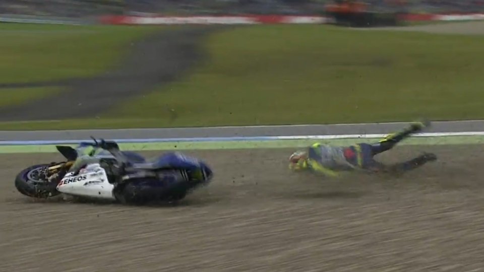 Rossi flog wenige Runden nach dem Neustart ab, Foto: Screenshot